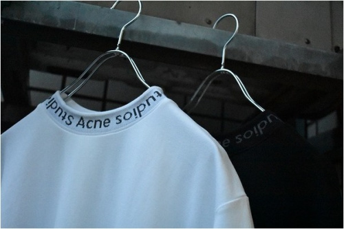 Acne Studios/アクネ ストゥディオズ)】ネックロゴストレッチTシャツ