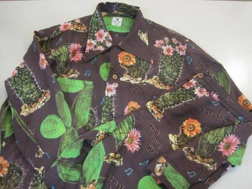 トップスのアロハシャツ