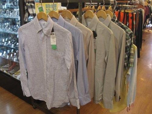 トップスの長袖シャツ