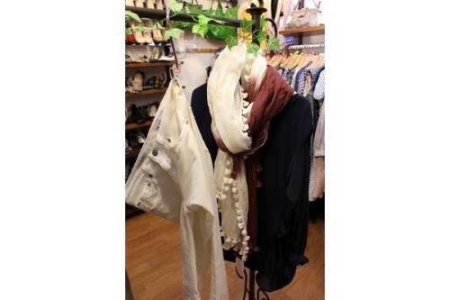 カラーパンツのジーンズ