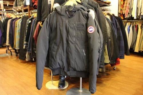 トップスのダウンジャケット