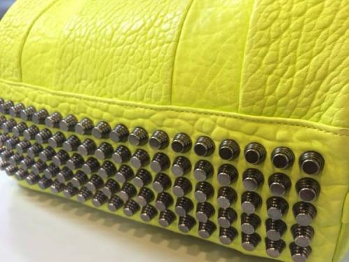 ボストンバッグのスタッズ