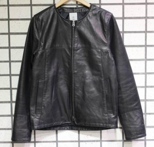 トップスのレザージャケット