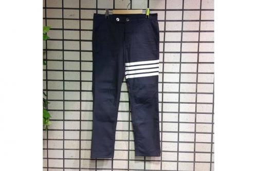 メンズのパンツ