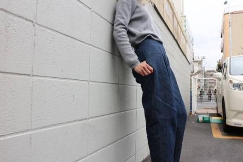 デニムパンツのアクネ