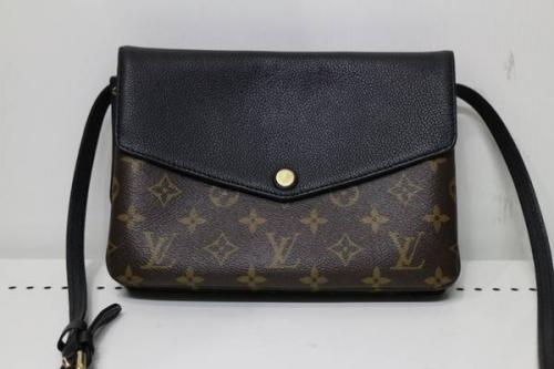 モノグラムのショルダーバッグ