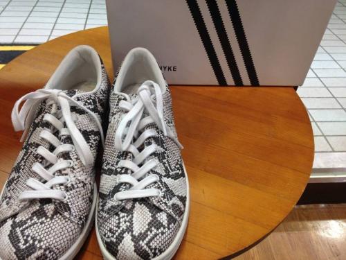 HYKEのスニーカー