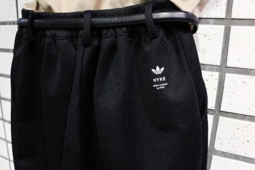 テーパードパンツ