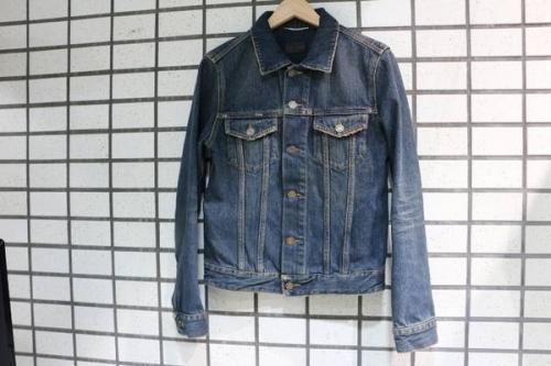 トップスのデニムジャケット