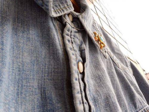 デニムシャツのスタッズ