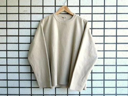 オーラリーのスウェット