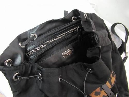 レオパード柄のナイロンバッグ