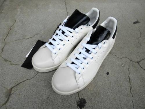 スニーカーのアディダス