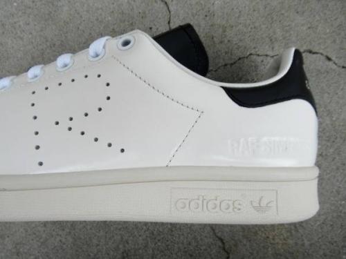 アディダスのスタンスミス