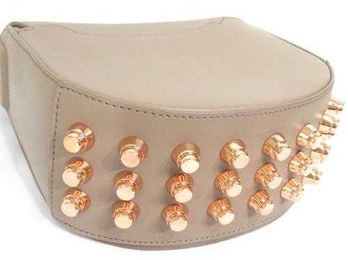 クロスボディショルダーのスタッズ