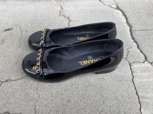 シャネルのチェーンココマークエナメルパンプス