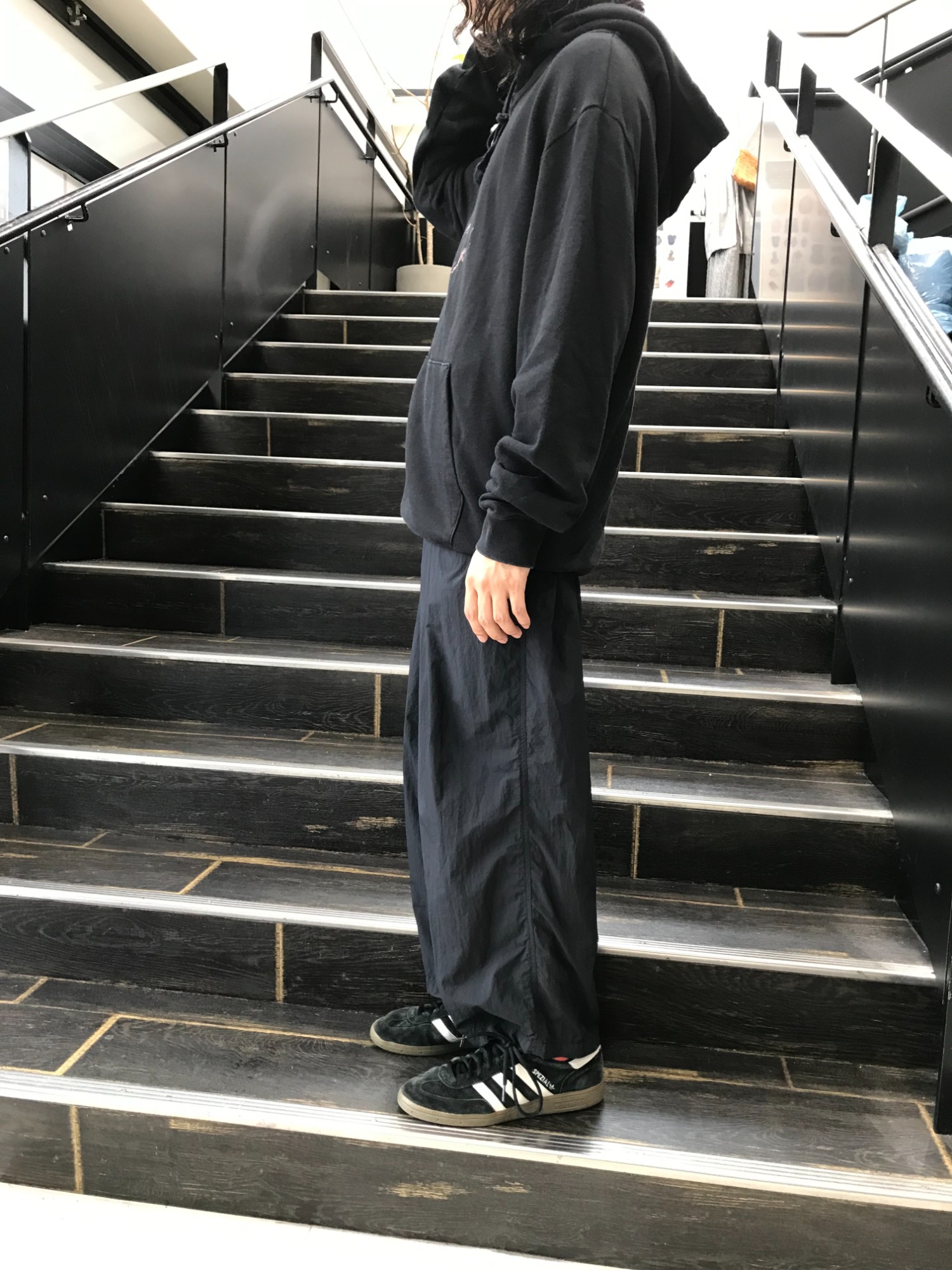 s*a様 【売り切り】 サンローランパリ エディ ブラック スタッズ パーカー シックで上品な【Saint Laurent Paris /サンローランパリ】のロゴ