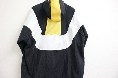 ナイロンジャケットのナイキ