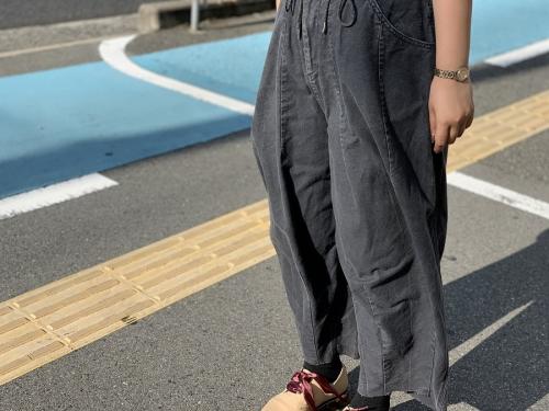 ニードルスのヒザデルパンツ