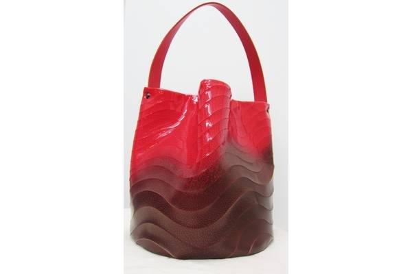 プリーツという伝統的な加工素材をさらなる技術開発【PLEATS PLEASE