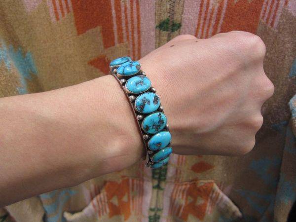 ナバホ族の巨匠アーティスト Ernie Lister アーニー リスター 作 ターコイズバングル 13 07 21発行