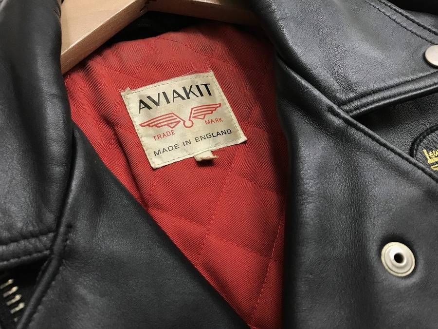 下北沢1号店名物レザージャケット。本日はイギリスからあいつ 