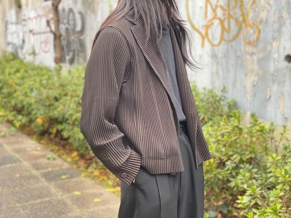 人気ブランドの オムプリッセ イッセイミヤケ プリーツジャケット 