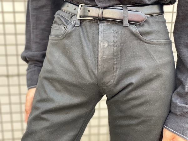 雪の豪奢 DIOR HOMME/ディオールオム】より伝統となったコーティング パンツ