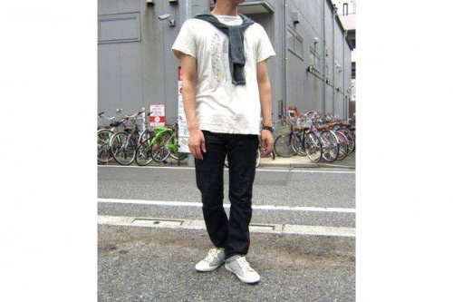 ボトムスのデニムパンツ