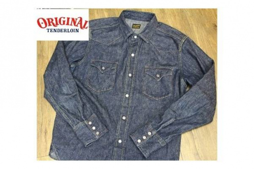 トップスの長袖シャツ