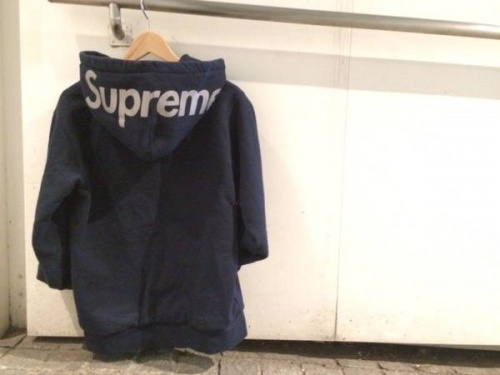 シュプリームのジップパーカー