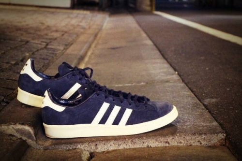 アディダスのスニーカー