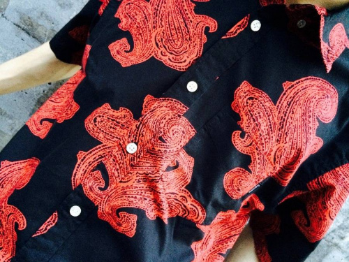 半袖シャツのペイズリー