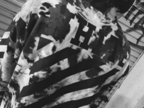 オフホワイトのカモ柄