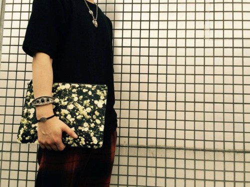 クラッチバッグの花柄
