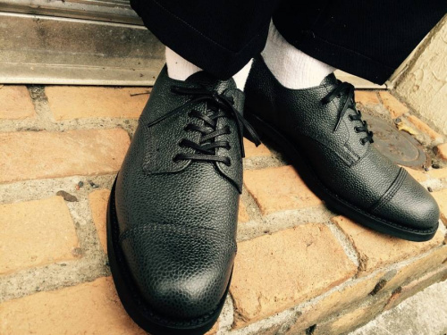 SANDERSのシボキャップトゥシューズ