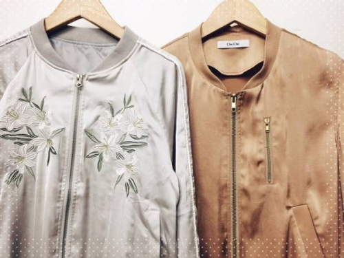 黒デカリュックのスカジャン