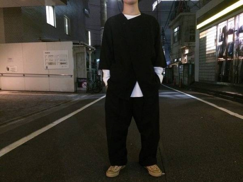 スラックスのノーカラーシャツ