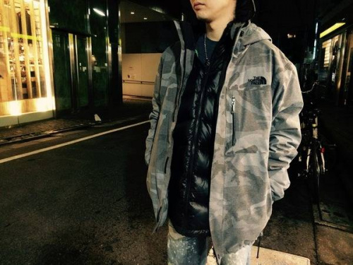 マウンテンパーカーのカモ柄