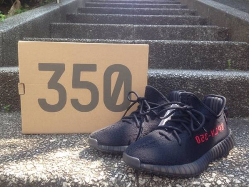 adidasのYEEZY BOOST