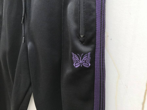 トラックパンツのニードルス