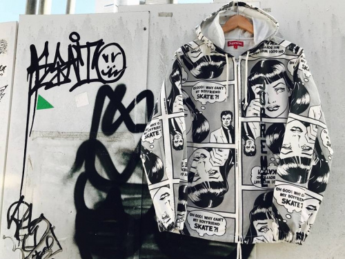 トップスのパーカー