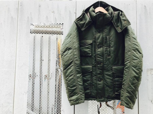 トップスのダウンジャケット