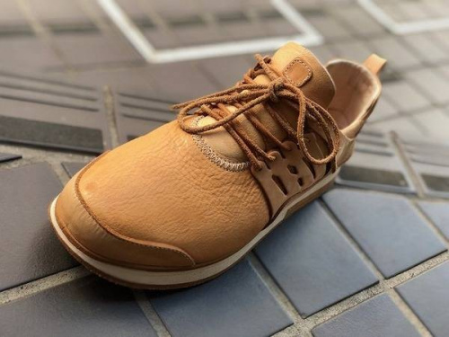 レザースニーカーの下北沢