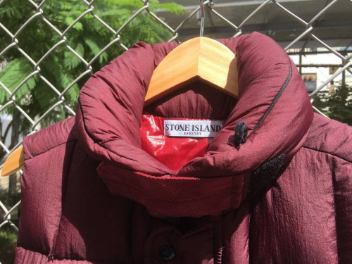 ダウンジャケットのSTONE ISLAND