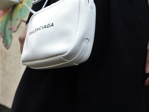 バレンシアガのショルダーバッグ