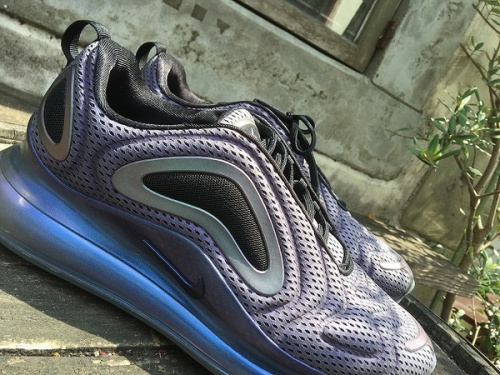 ナイキのAIR MAX720