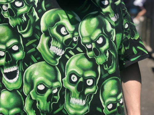 リキッドブルーのプリントTシャツ