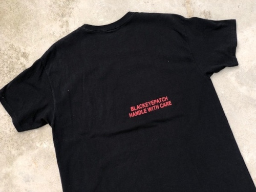 ブラックアイパッチのプリントＴシャツ