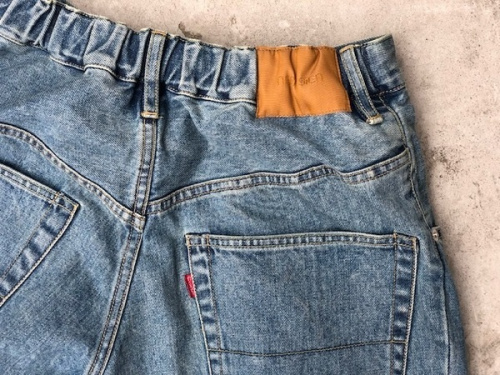 ネオンサインのデニムパンツ